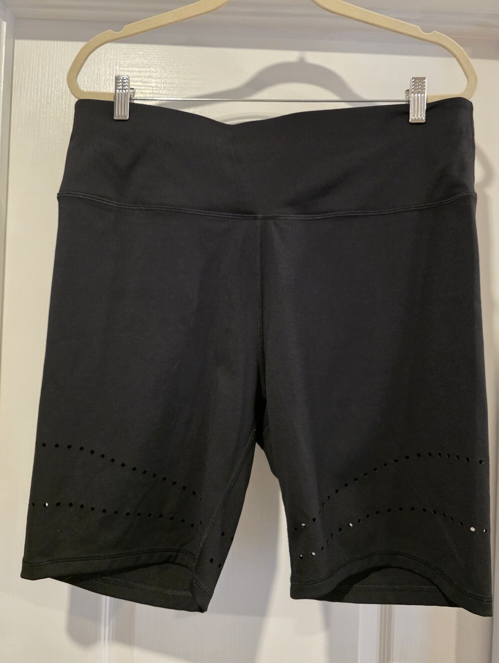 Active Zone | Women's Plus Size |High-Rise Bike Shorts W/ Laser-Cut Detail | 1X